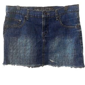 Vintage Volcom distressed Jean mini skirt. Super cute! Size 9.